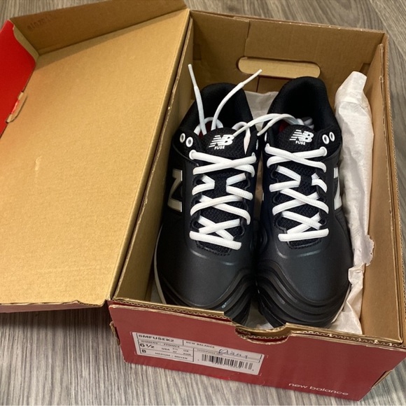 New Balance Black and White Women’s Sports Cleats 6.5 - Picture 4 of 8